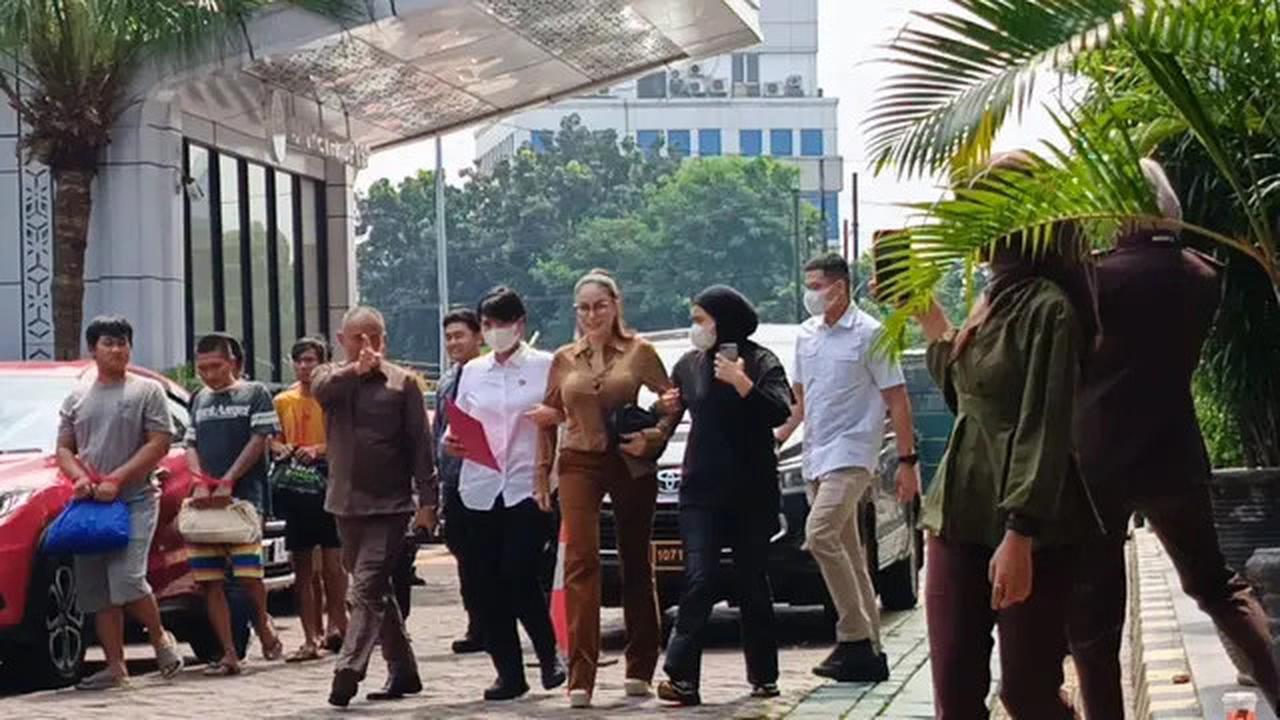 Penampilan Nikita Mirzani Saat Dilimpahkan ke Kejari Jakarta Selatan