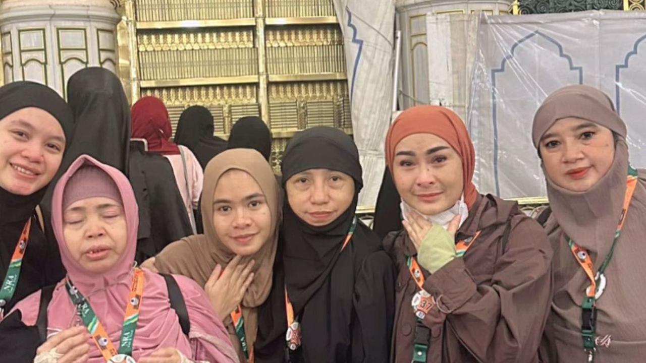 7 Potret Iis Dahlia dan Keluarga Jalani Umroh di Bulan Ramadan, Momen Penuh Haru di Tanah Suci