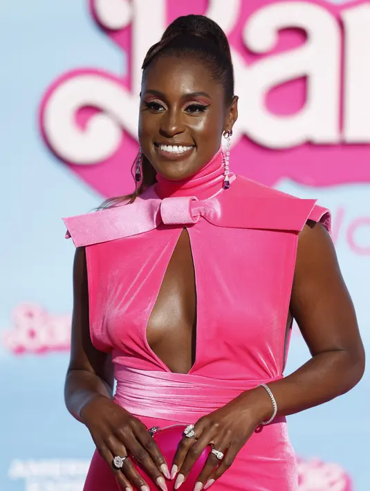 Issa Rae juga kenakan dua cincin emas putih 18 karat dari Precious Lace Collection dan Happy Precious. Cincin dari Preciouse Lace terbuat dari berlian 2,67 karat. Sedangkan cincin Happy Precious terbuat dari berlian 1,22 karat. [dok. Chopard]