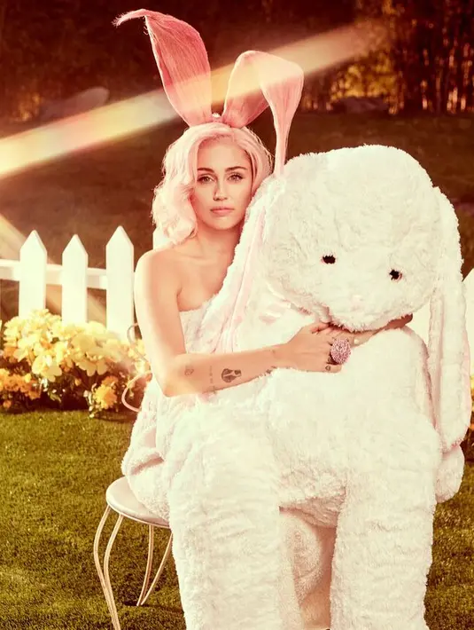 Cover dan avatar Twitter Miley Cyrus berubah menjadi hitam seperti Instagramnya. (instagram/mileycyrus)