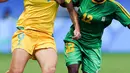 Marjory Nyaumwe berusaha merebut bola dari pemain Australia, Caitlin Foord di Grup F Olimpiade Rio 2016 di Korintus Arena, Brasil, (6/8). Dengan gaya rambut nyentriknya Marjory Nyaumw jadi perhatian ribuan nitizen. (REUTERS/Fernando Donasci)