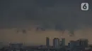 Awan hitam menyelimuti langit Jakarta, Kamis (4/11/2021). Badan Meteorologi, Klimatologi, dan Geofisika (BMKG) mengeluarkan peringatan dini potensi curah hujan tinggi dan berpotensi menimbulkan bencana hidrometeorologis di sejumlah daerah akibat adanya fenomena La Nina. (Liputan6.com/Johan Tallo)