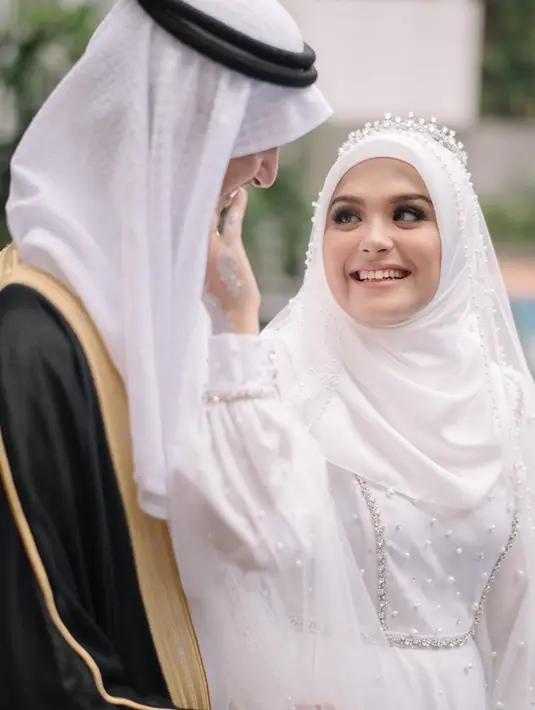 Pada 18 April 2020 lalu, Vebby dan Razi resmi menikah. Sempat menjadi sorotan, pasalnya pernikahan mereka berlangsung di tengah pandemi covid-19. Namun kisah asmara mereka selalu menarik untuk disimak. (Instagram/vebbypalwinta)