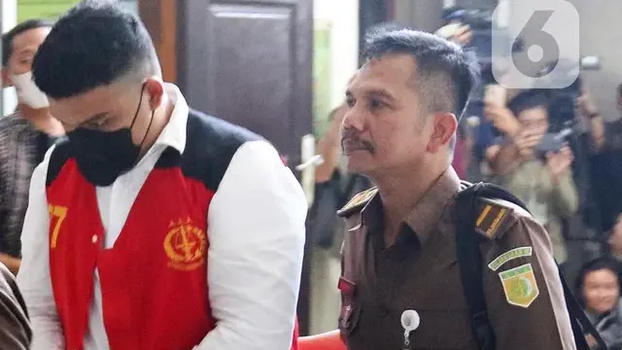 <br>Majelis Hakim Pengadilan Negeri Jakarta Selatan, menjatuhi hukuman terhadap terdakwa Shane Lukas dengan pidana penjara selama 5 tahun.