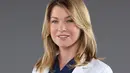 Ellen Pompeo yang berperan seagai Dr. Meredith Grey di serial Grey's Anatomy mengandung pada season 6. (AwardsDaily)