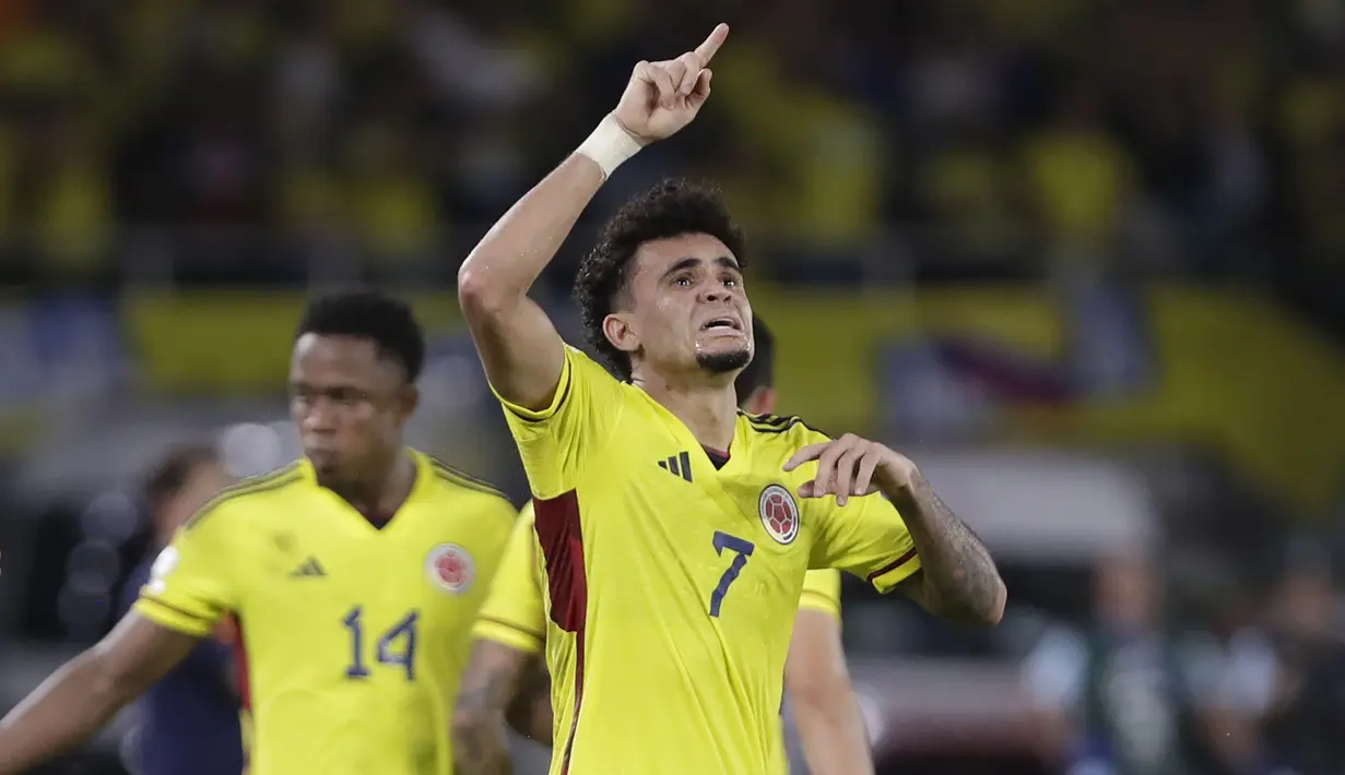 Selebrasi striker Timnas Kolombia, Luis Diaz setelah mencetak gol keduanya ke gawang Timnas Brasil pada laga lanjutan Kualifikasi Piala Dunia 2026 Zona Conmebol di Melendez Stadium, Barranquilla, Kolombia, Jumat (17/11/2023) pagi WIB. (AP Photo/Ivan Valencia)
