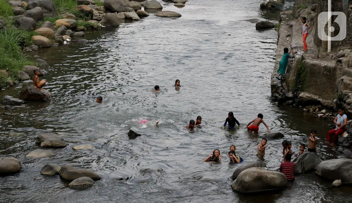 Aliran Sungai Ciliwung yang surut dimanfaatkan oleh anak-anak untuk bermain di kawasan tersebut. (Liputan6.com/Herman Zakharia)