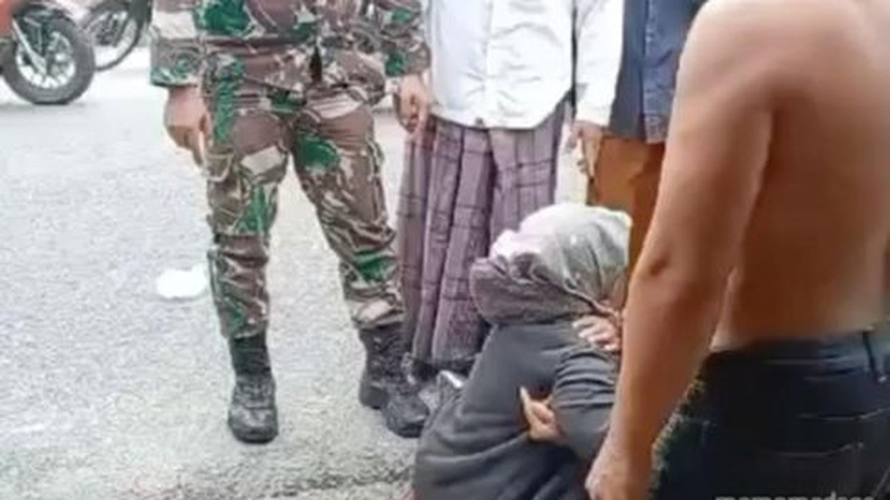 Pria Berseragam TNI Tendang Kepala Warga<br>