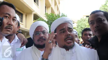 Ketua FPI Habib Rizieq tiba menghadiri gelar perkara terbuka terbatas kasus dugaan penistaan agama oleh Basuki T Purnama di Gedung Rupatama, Mabes Polri, Jakarta, Selasa (15/11). Rizieq menjadi saksi ahli dari pihak pelapor. (Liputan6.com/Helmi Afandi)