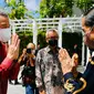 Presiden Joko Widodo (kanan) menyambut kedatangan PM Singapura Lee Hsien Loong di The Sanchaya Resort Bintan, Kabupaten Bintan, Provinsi Kepulauan Riau, Selasa (25/1/2022). Kehadiran PM Lee di Bintan ini untuk menghadiri Leaders’ Retreat Indonesia-Singapura. (Laily Rachev/Biro Pers Setpres)