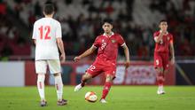 Pemain Timnas Indonesia U-22, Ananda Raehan Alief mengumpan bola saat laga uji coba internasional antara Timnas Indonesia U-22 melawan Timnas Lebanon U-22 di Stadion Utama Gelora Bung Karno (SUGBK), Senayan, Jakarta, Jumat (14/04/2023). Pertandingan ini menjadi salah satu bentuk persiapan untuk SEA Games 2023 di Kamboja. (Bola.com/Bagaskara Lazuardi)