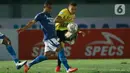 Pemain Barito Putera, Rafael Gomes de Oliveira, menendang bola saat melawan Persib Bandung pada laga BRI Liga 1 di Stadion Indomilk Arena, Tangerang, Sabtu (4/9/2021). Persib Bandung menang tipis 1-0 lewat gol telat Marc Klok. (Bola.com/M Iqbal Ichsan)