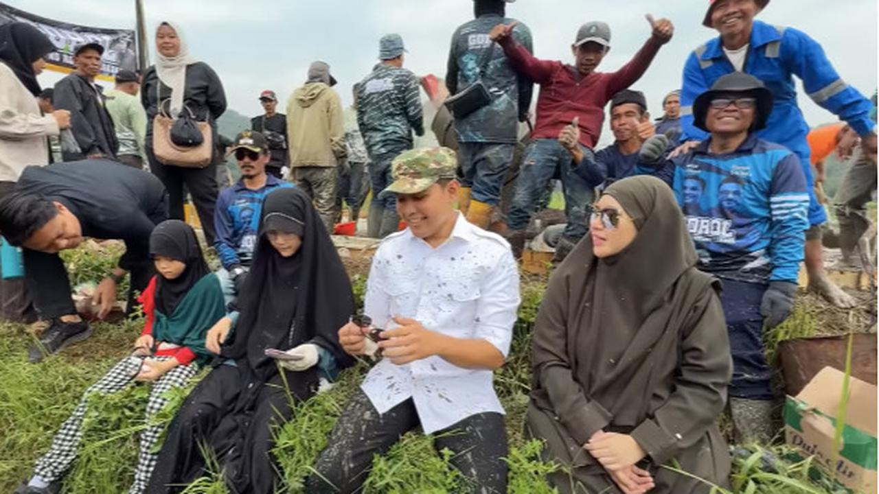 Romantis, Wajah Kotor Bupati Usai Ngecor Jalan, Sang Istri Gercep Langsung Bersihkan Pakai Tissue
