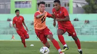 Dua pemain muda Arema FC, Vikrian Akbar dan Pandi Lestaluhu, beradu kemampuan saat berlatih. (Bola.com/Iwan Setiawan)