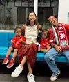 Nonton bola bersama keluarga, Jennifer Bachdim memilih mengenakan busana etnik namun tetap dengan nuansa merah putih. Sementara Irfan dan buah hati mereka kompak kenakan jersey timnas merah. [@jenniferbachdim].