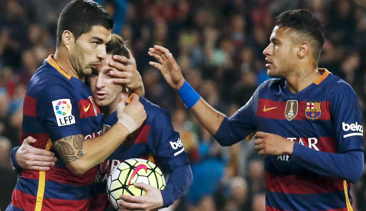 Pemain Barcelona, Luis Suarez, Lionel Messi dan Neymar merayakan gol saat melawan Sporting Gijon pada lanjutan La Liga Spanyol di Stadion Camp Nou, Barcelona, Sabtu (23/4/2016). (Reuters/Albert Gea)