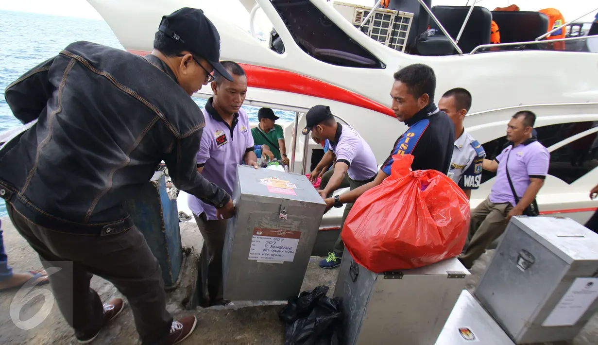 Anggota KPU Pusat dan DKI Jakarta menurunkan kotak suara untuk simulasi Pemungutan Suara di Pulau Pramuka, Kepulauan Seribu, Jakarta, Sabtu (4/2). Simulasi dilakukan demi menjaga ke utuhan prosedur yang ditentukan KPU RI. (Liputan6.com/Helmi Afandi)
