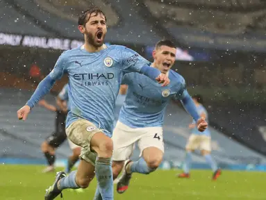 Gelandang Manchester City, Bernardo Silva, melakukan selebrasi usai mencetak gol ke gawang Aston Villa pada laga lanjutan Liga Inggris di Etihad Stadium, Kamis (21/1/2021) dini hari WIB. Manchester City menang 2-0 atas Aston Villa. (AFP/Martin Rickett/pool)