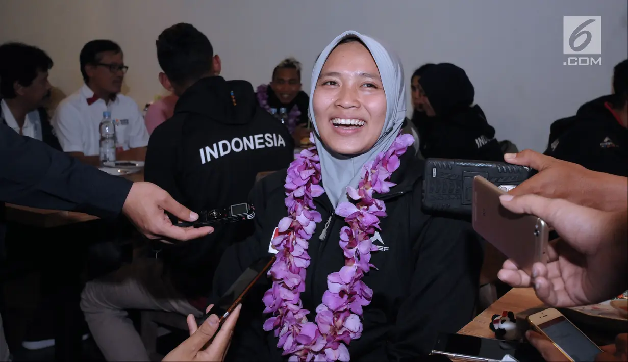 Atlet panjat tebing putri Indonesia, Aries Susanti Rahayu menjawab pertanyaan usai penyambutan di Bandara Soetta, Tangerang, Rabu (16/5). Aries berhasil mengalahkan Elena Timofeeva (Rusia) dengan waktu 7,51 detik. (Liputan6.com/Helmi Fithriansyah)