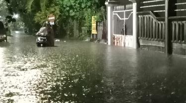 Banjir di Siwalankerto Surabaya. (Dian Kurniawan/Liputan6.com)