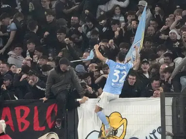 Pemain Lazio, Danilo Cataldi, merayakan gol ke gawang AS Roma pada laga pekan ke-27 Serie A 2022/2023 di Stadion Olimpico, Senin (20/03/2023). Lazio berhasil memenangkan laga derby melawan AS Roma. (AP Photo/Gregorio Borgia)