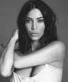 Kim Kardashian terkenal dengan tubuh dan posenya yang seksi menggoda. Namun, bagaimana jika ia miliki otot tangan seperti Ade Rai? (instagram/kimkardashian)