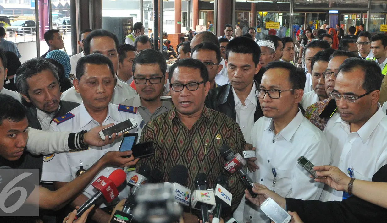 Fary Dj Francis menjawab pertanyaan wartawan terkait kebakaran di Terminal 2E Bandara Soetta, Tangerang, Senin (6/7/15). Fary meminta Angkasa Pura II melakukan penertiban terhadap aoutlet atau kios liar di dalam Bandara. (Liputan6.com/Herman Zakharia)