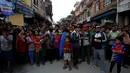 Warga menyaksikan penjinakan bom dari jarak aman di sekitar sebuah sekolah di Kathmandu, Nepal, Selasa (20/9). pihak kepolisian telah memperketat keamanan di sekitar sekolah di Kathmandu. (REUTERS/Navesh Chitrakar)