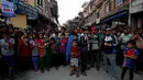 Warga menyaksikan penjinakan bom dari jarak aman di sekitar sebuah sekolah di Kathmandu, Nepal, Selasa (20/9). pihak kepolisian telah memperketat keamanan di sekitar sekolah di Kathmandu. (REUTERS/Navesh Chitrakar)