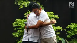 Inspiring Leader Sandiaga Uno (kanan) berpelukan dengan Erick Thohir menghadiri acara Young Penting Indonesia di Jakarta, Sabtu (13/7/2019). Young Penting Indonesia memberi wejangan persatuan dan kesatuan, khususnya kepada milenial. (Liputan6.com/JohanTallo)