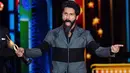 Bintang Bollywood, Shahid Kapoor bereaksi saat menerima penghargaan Aktor Pria Terbaik pada penghargaan IIFA 2017 di Stadion MetLife, New Jersey, Minggu (16/7). Acara ini melambangkan kesuksesan dunia hiburan Bollywood di dunia. (AP/Charles Skykes)