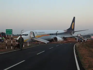 Sebuah pesawat maskapai India, Jet Airways, tergelincir saat akan lepas landas dari Bandara Dabolim di Goa, India, Selasa (27/12). Sedikitnya 15 orang mengalami luka-luka dalam insiden ini. (Indian Navy/Indian Ministry of Defence/Handout via REUTERS)
