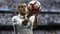 Gelandang Real Madrid, Gareth Bale, saat tampil melawan Barcelona pada laga La Liga di Stadion Santiago Bernabeu, Madrid, Minggu (23/4/2017). (AFP/Oscar Del Pozo)