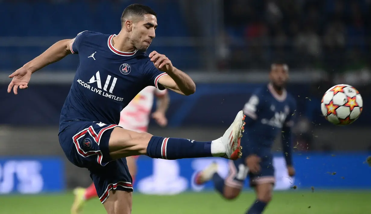 Achraf Hakimi didatangkan Paris Saint Germain pada bursa transfer musim panas ini dengan harga 54 juta euro. Sebelumnya, Hakimi merupakan salah satu pilar penting Inter Milan dalam meraih gelar Scudetto musim lalu. Ia saat ini digaji oleh PSG sebesar 130 ribu euro per minggunya. (AFP/Franck Fife)