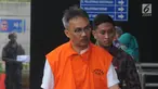 Sekretaris Dinas (Sekdis) Pekerjaan Umum dan Perumahan Rakyat (PUPR) Kabupaten Cirebon Gatot Rachmanto tiba di Gedung KPK, Jakarta, Selasa (11/12). Gatot menjalani pemeriksaan sebagai tersangka. (Merdeka.com/Dwi Narwoko)