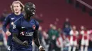 Gelandang FC Midtjylland, Awer Mabil merayakan gol yang dibuatnya melalui eksekusi penalti dalam laga lanjutan Liga Champions 2020/21 Grup D melawan Ajax di Johan Cruijff Stadium, Amsterdam, Kamis (26/11/2020). FC Midtjylland kalah 1-3 dari Ajax. (AFP/Kenzo Tribouillard)