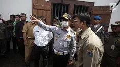 Gubernur DKI Jakarta Anies Baswedan berbincang dengan pejabat Pemprov DKI Jakarta saat meninjau lokasi kebakaran Museum Bahari, di Jalan Pasar Ikan, Penjaringan, Jakarta Utara, Selasa (16/1). (Liputan6.com/Arya Manggala)