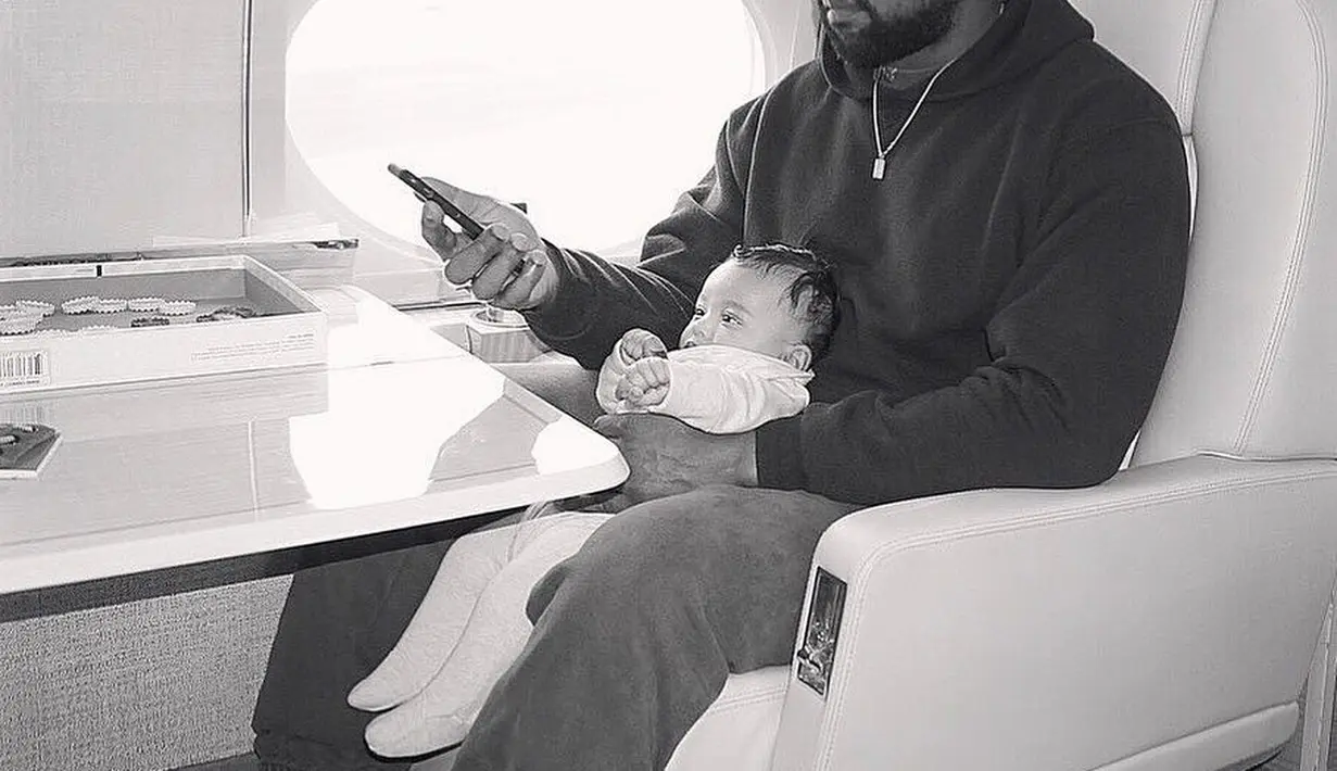 "Aku pernah alami sakit kepala karna sinsus saat berada di pesawat dan itu sangat buruk," tulis Kanye. (instagram/kimkardashian)