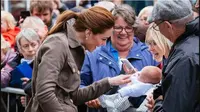 Kate Middleton menemui warga di Cumbria, Inggris. (dok. Instagram @kensingtonroyal/https://www.instagram.com/p/Byk-frXFleM/Dinny Mutiah)