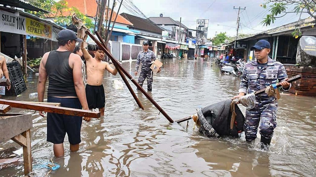 FOTO: TNI AL Bantu Warga Terdampak Banjir Bandang di Denpasar