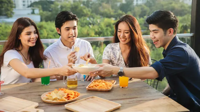 Biar Nggak Disindir Mulu, Begini Cara Anti Ngaret Hangout Bareng Teman Satu Geng