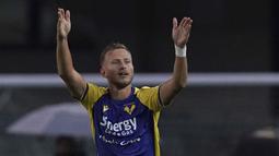 Namun, secara mengejutkan Hellas Verona mampu samakan kedudukan lewat Antonin Barak di menit ke-49, bahkan balikkan kedaan menjadi 2-1 melalui Gianluca Caprari pada menit ke-54. (LaPresse via AP/Spada)