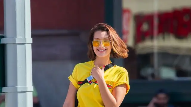 Super Stylish dengan Gaya 90-an ala Bella Hadid