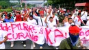 Ribuan massa pendukung Prabowo yang terus berdatangan membuat sejumlah mal dan perkantoran di kawasan Thamrin seperti Sarinah, tutup, Jakarta, Kamis (21/8/2014) (Liputan6.com/Faisal R syam)