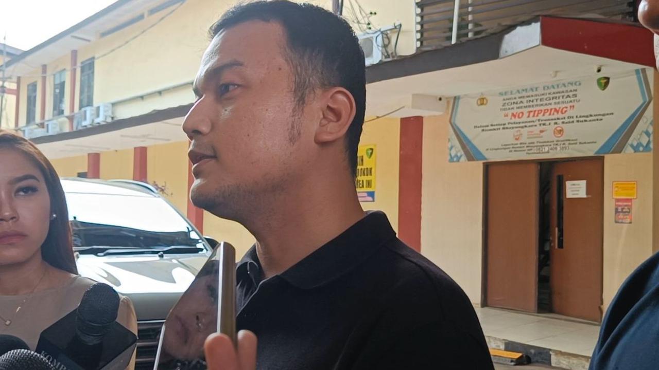 Namun Tumbur mengatakan, keluarga masih menunggu hasil visum dilakukan polisi mengenai penyebab kematian korban.<br>