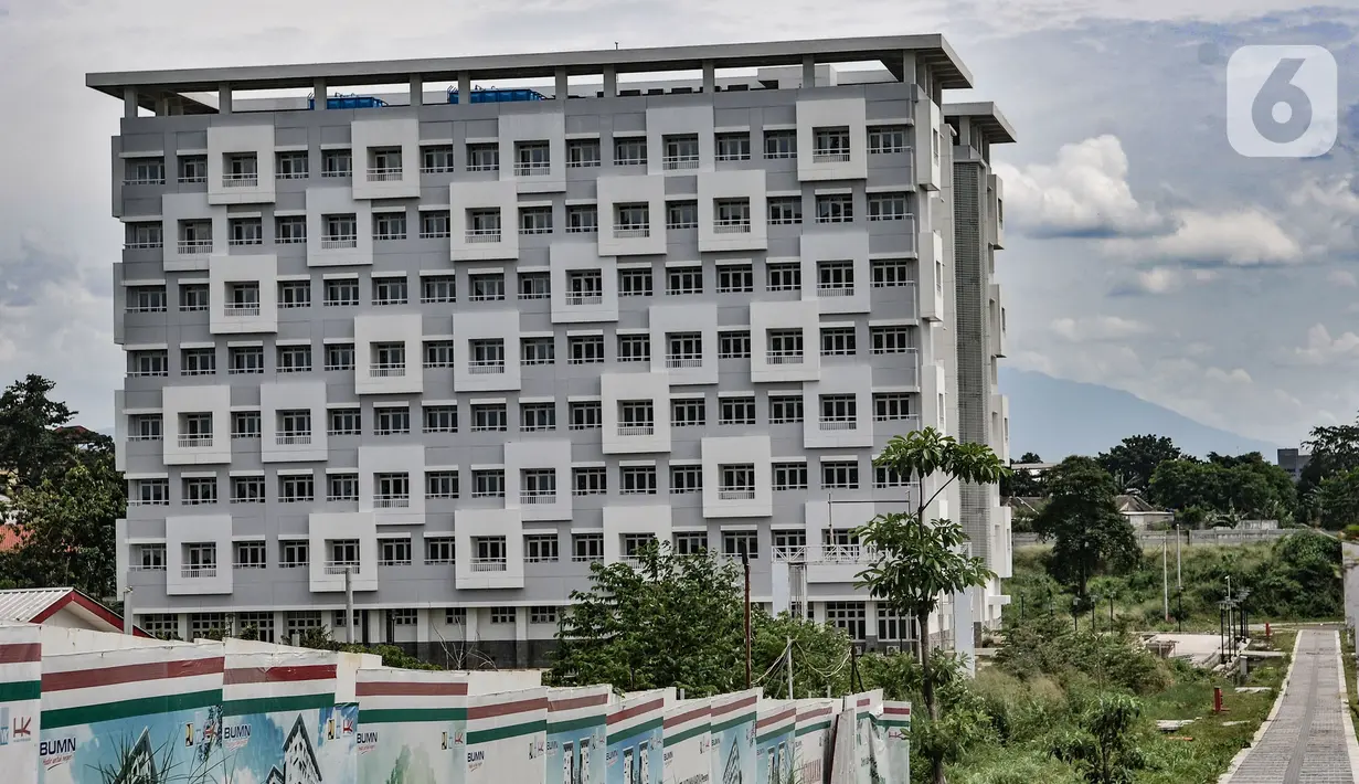 Aktivitas di proyek pembangunan gedung Universitas Islam Internasional Indonesia (UIII) di Cimanggis, Depok, Minggu (28/2/2021). Kampus UIII diharapkan menjadi kebanggan Indonesia dan kampus masa depan bagi kajian serta penelitian peradaban Islam. (merdeka.com/Iqbal S Nugroho)