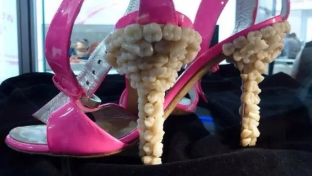 Sepatu aneh dan unik (photo: Instagram crimesagainstshoemanity/boredpanda)