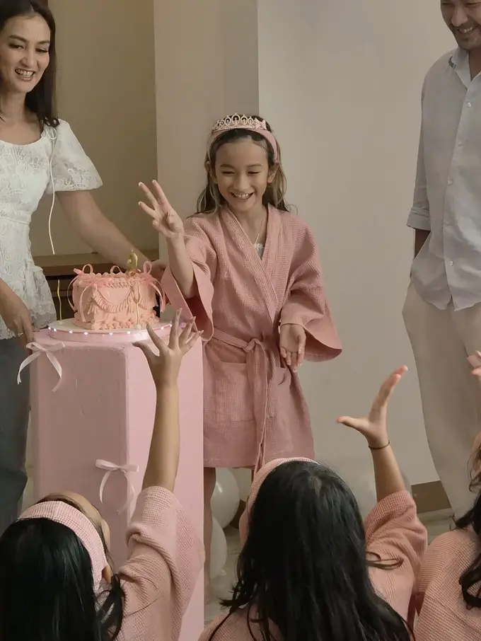 Potret Cantik Salma, Putri Atiqah Hasiholan, Rayakan Ulang Tahun ke-9 Bersama Bestie