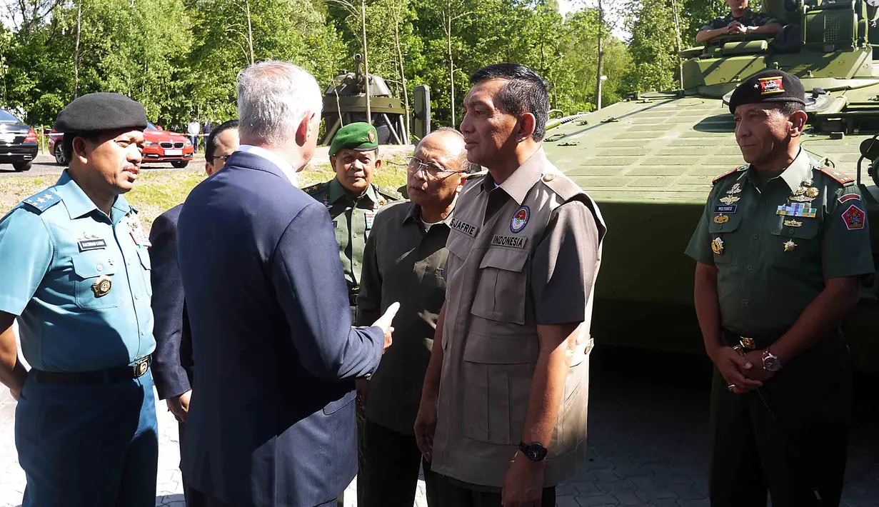 Wamenhan Syafrie Syamsudin didampingi dubes Indonesia untuk Jerman Fauzi Bowo dan mantan kasad Jendral TNI (pur) Pramono Edhie meninjau Tank leopard  di Jerman, Jumat (27/6/2014) (Liputan6.com/ Foto Dok Kemhan)