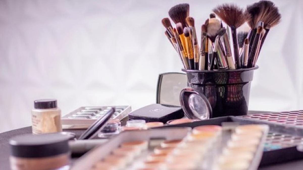6 Cara Efektif Mencegah Makeup Cracking dan Tetap Flawless Sepanjang Hari